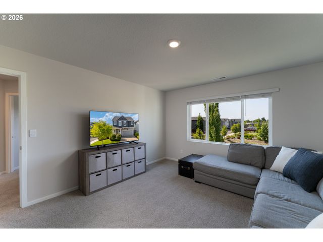 1999 KILLIAN SPRING Dr, Woodburn, OR 97071
