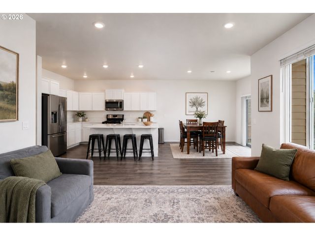 1999 KILLIAN SPRING Dr, Woodburn, OR 97071
