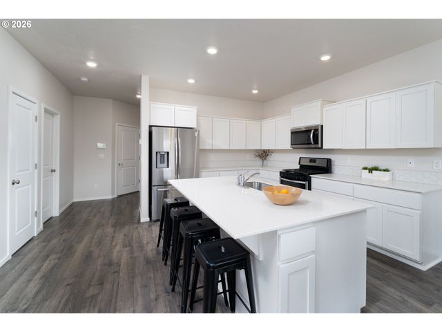 1999 KILLIAN SPRING Dr, Woodburn, OR 97071