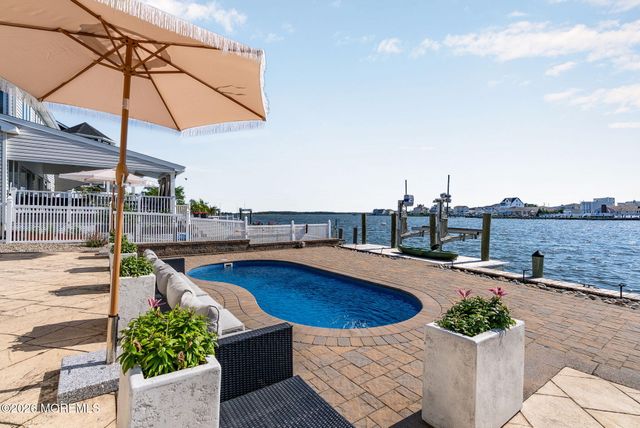 68 Blue Heron Drive S, Toms River, NJ 08753