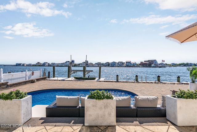 68 Blue Heron Drive S, Toms River, NJ 08753