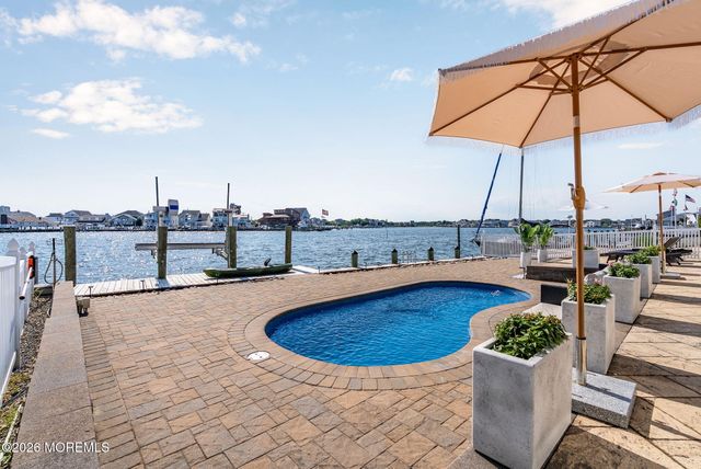 68 Blue Heron Drive S, Toms River, NJ 08753
