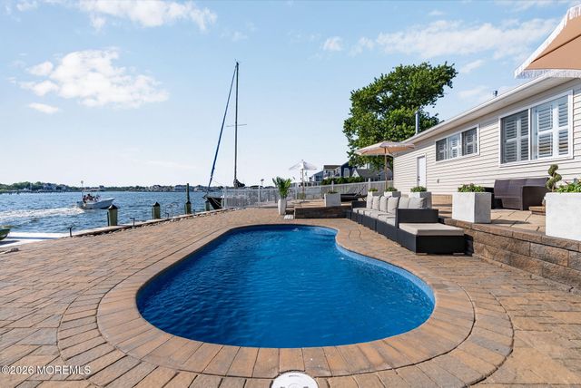 68 Blue Heron Drive S, Toms River, NJ 08753