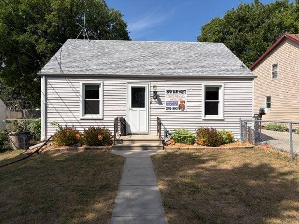 1216 4th Avenue N, Moorhead, MN 56560