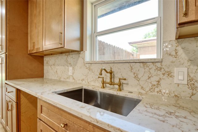 729 Oakwood Avenue, Hurst, TX 76053