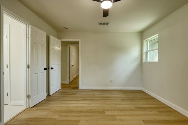 729 Oakwood Avenue, Hurst, TX 76053