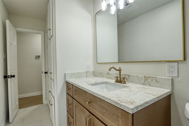 729 Oakwood Avenue, Hurst, TX 76053
