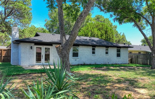 729 Oakwood Avenue, Hurst, TX 76053