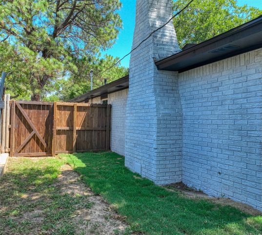 729 Oakwood Avenue, Hurst, TX 76053