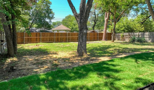 729 Oakwood Avenue, Hurst, TX 76053