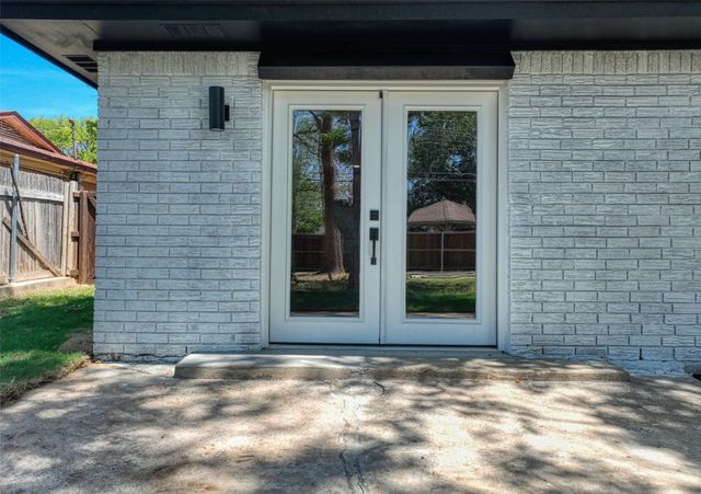 729 Oakwood Avenue, Hurst, TX 76053
