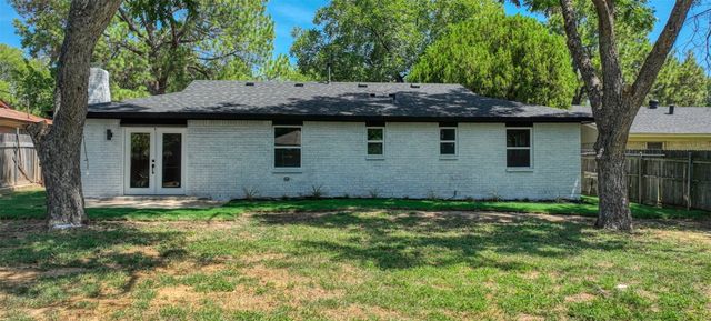 729 Oakwood Avenue, Hurst, TX 76053