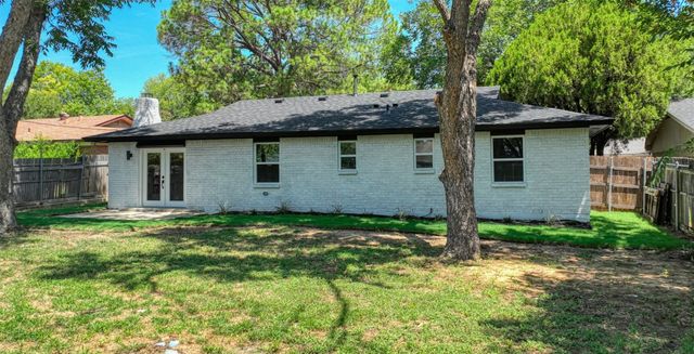 729 Oakwood Avenue, Hurst, TX 76053