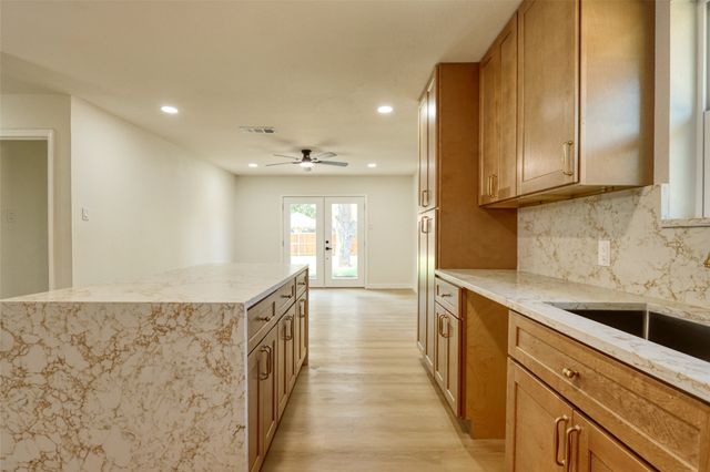 729 Oakwood Avenue, Hurst, TX 76053