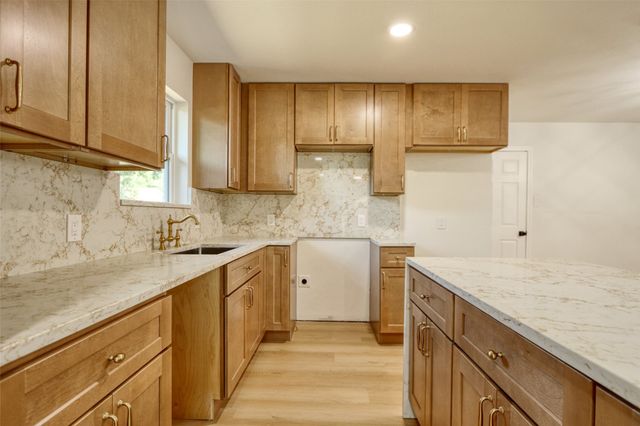 729 Oakwood Avenue, Hurst, TX 76053