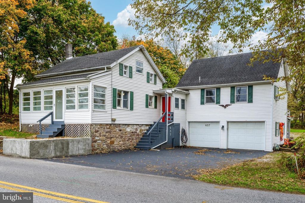 657 SINKING SPRINGS LN, Emigsville, PA 17318