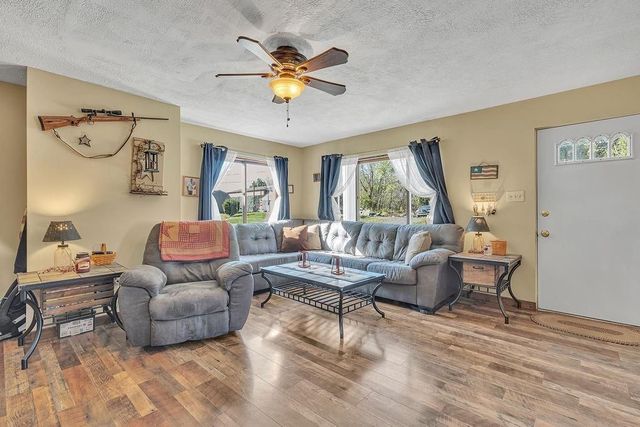 6437 Tuscarawas Rd, Ohioville, PA 15059