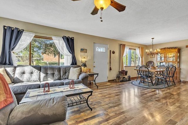 6437 Tuscarawas Rd, Ohioville, PA 15059
