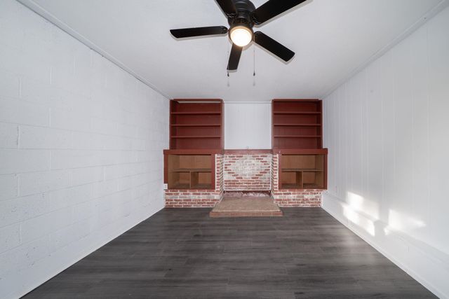 2314 S Crestway St, Wichita, KS 67218