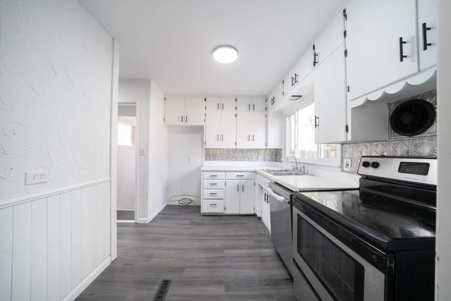 2314 S Crestway St, Wichita, KS 67218