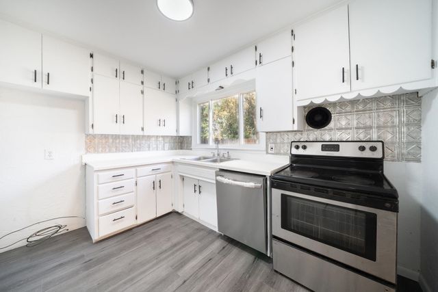 2314 S Crestway St, Wichita, KS 67218