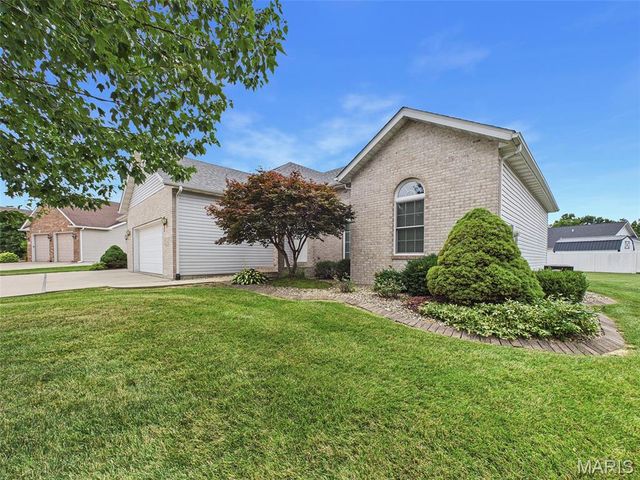 26 Woodcrest Drive, Bethalto, IL 62010