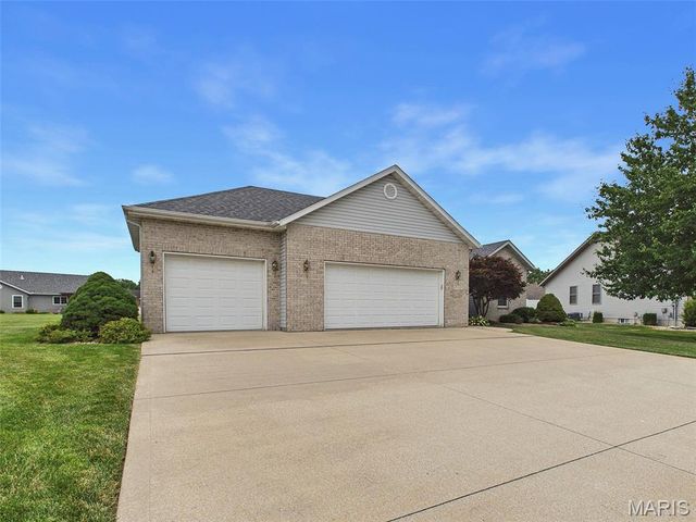 26 Woodcrest Drive, Bethalto, IL 62010