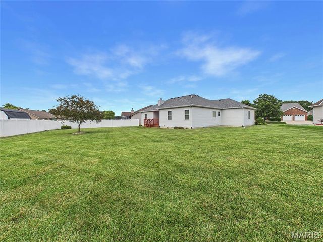 26 Woodcrest Drive, Bethalto, IL 62010