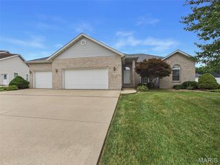 26 Woodcrest Drive, Bethalto, IL 62010