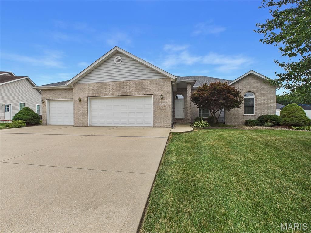26 Woodcrest Drive, Bethalto, IL 62010