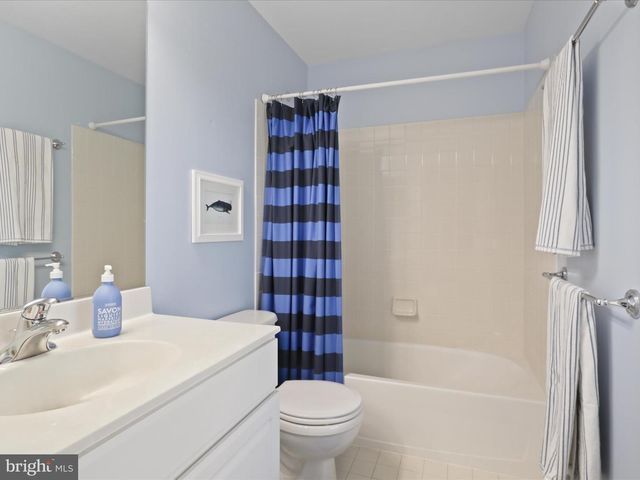 43769 CHURCHILL GLEN DR, Chantilly, VA 20152