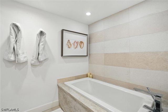 9517 Gulf Shore DR 401, Naples, FL 34108