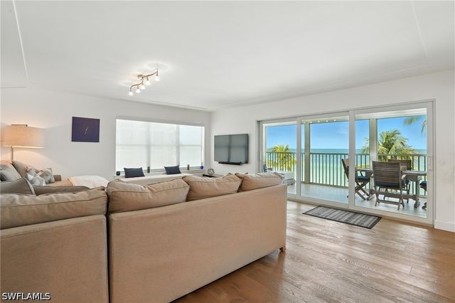 9517 Gulf Shore DR 401, Naples, FL 34108
