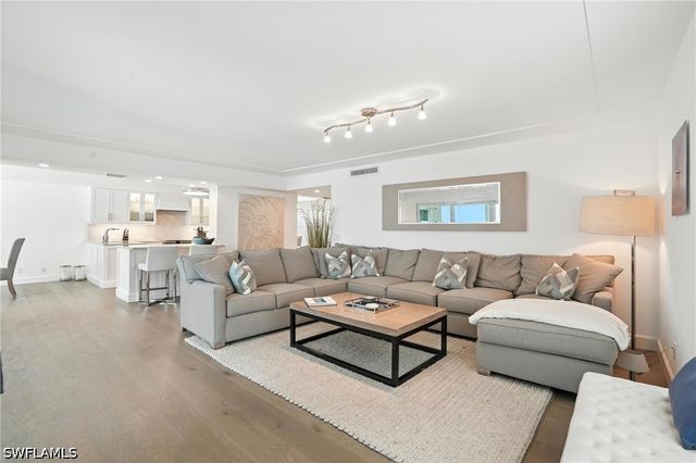 9517 Gulf Shore DR 401, Naples, FL 34108