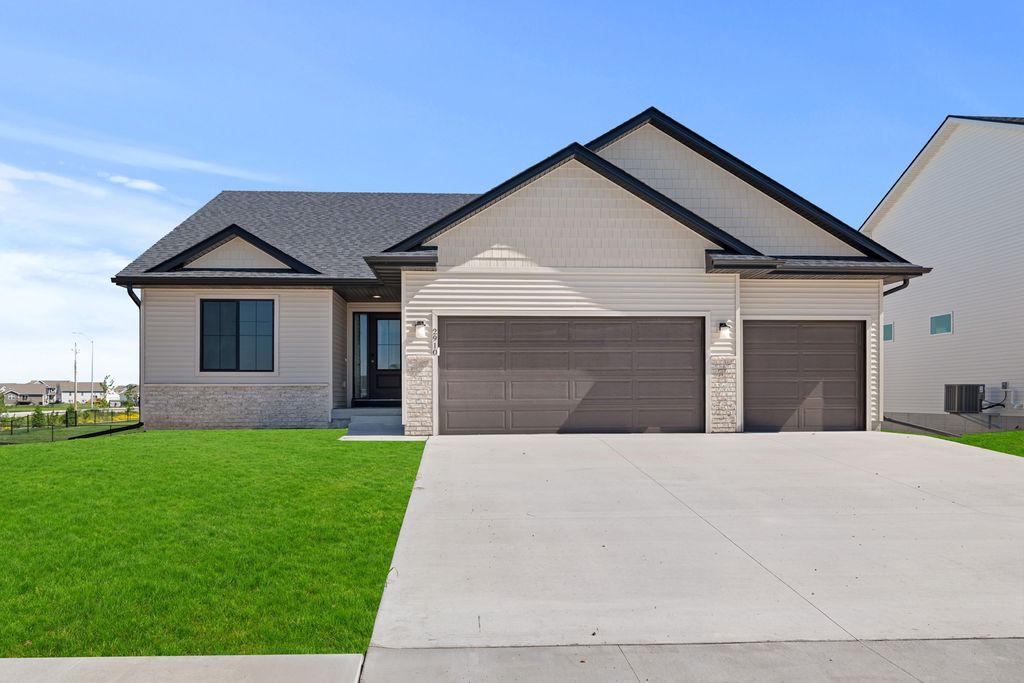 2910 NW Reinhart Drive, Ankeny, IA 50023