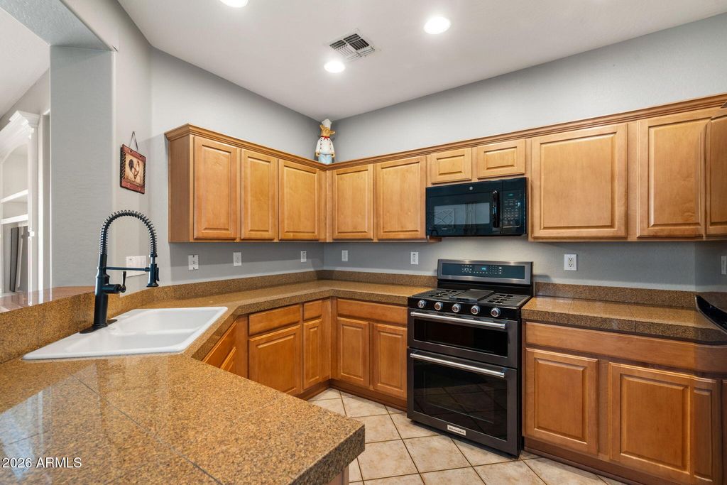 Image 2 of property listing at 1608 W KURALT Drive, Anthem, AZ 85086