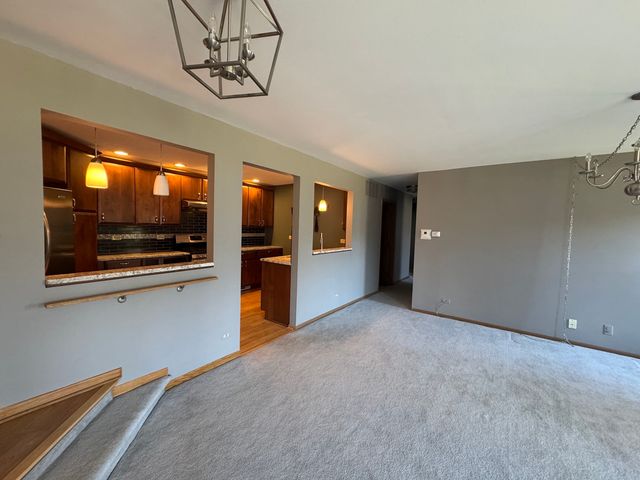 1871 Fox Run Drive A, Elk Grove Village, IL 60007