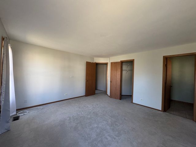 1871 Fox Run Drive A, Elk Grove Village, IL 60007