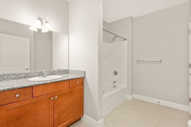 4 Harvest Dr 213, North Andover, MA 01845