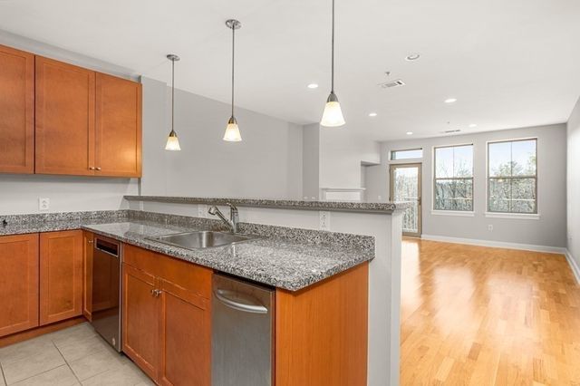 4 Harvest Dr 213, North Andover, MA 01845