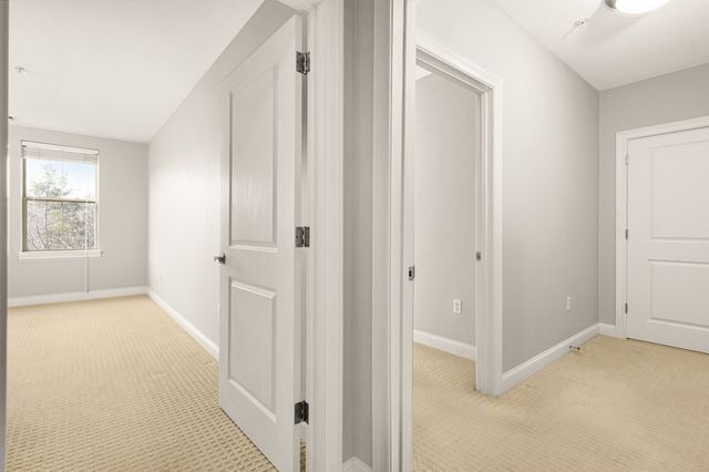 4 Harvest Dr 213, North Andover, MA 01845