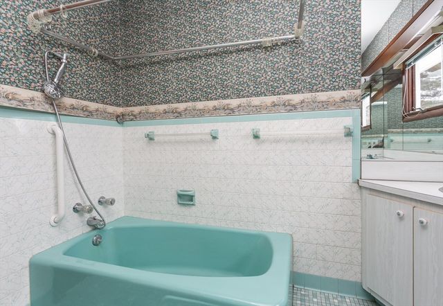 53 Lindsey Ln, Swansea, MA 02777