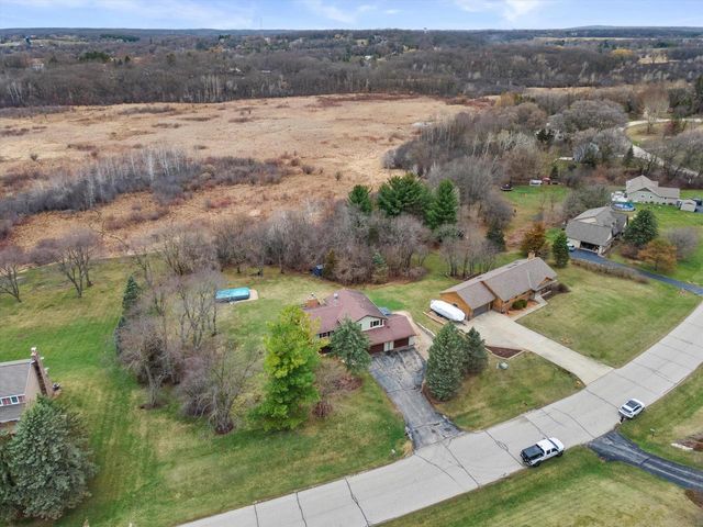 W324S7701 Paul LANE, Mukwonago, WI 53149