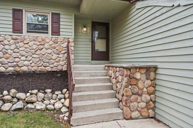 W324S7701 Paul LANE, Mukwonago, WI 53149