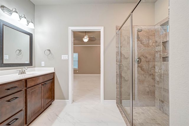 421 N Amherst Drive, West Columbia, TX 77486