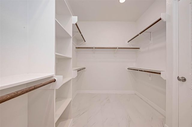 421 N Amherst Drive, West Columbia, TX 77486