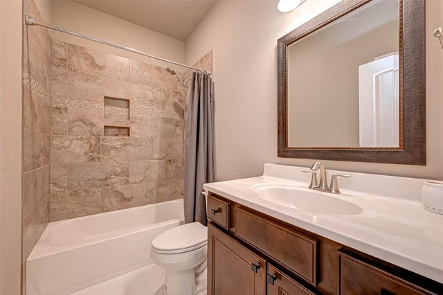 421 N Amherst Drive, West Columbia, TX 77486