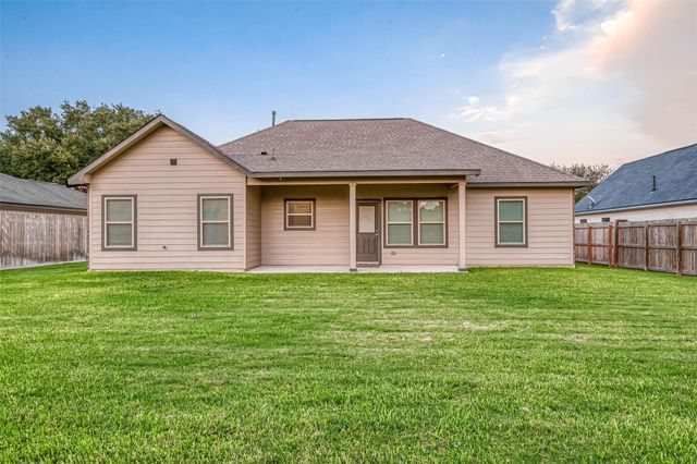 421 N Amherst Drive, West Columbia, TX 77486