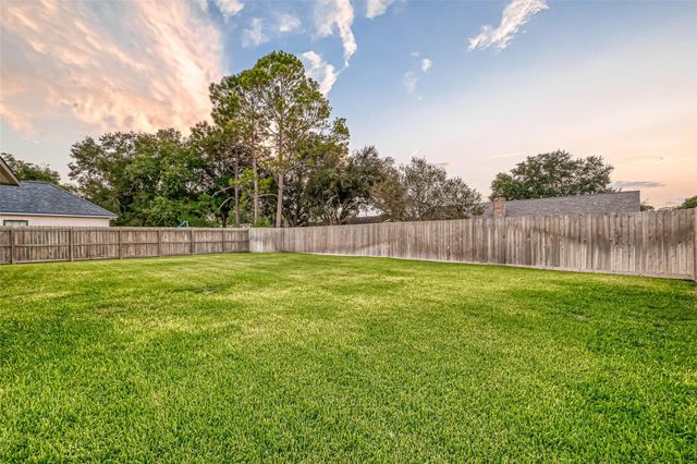 421 N Amherst Drive, West Columbia, TX 77486