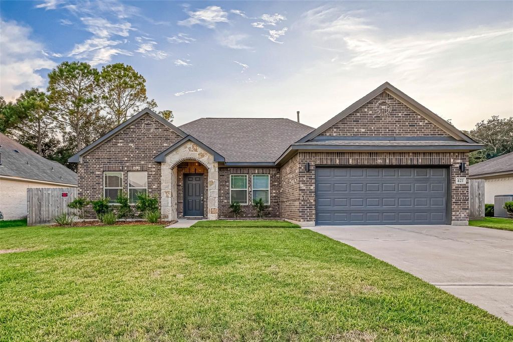 421 N Amherst Drive, West Columbia, TX 77486